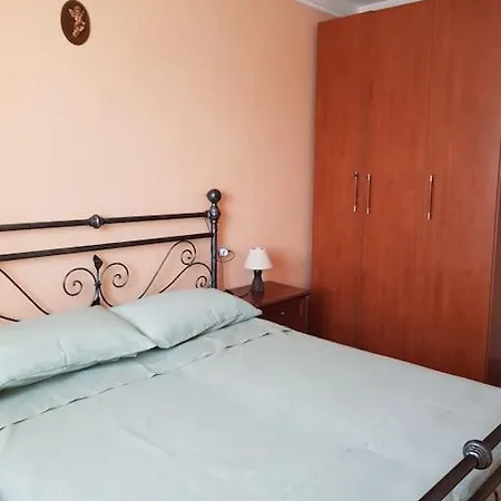 Lazzarini Imperia Franco In Con Piscina Condivisa Holiday home *
