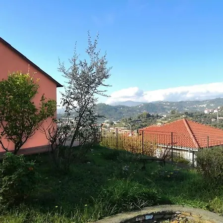 Lazzarini Imperia Franco In Con Piscina Condivisa Holiday home