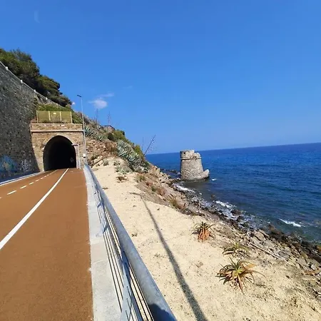 Holiday home Lazzarini Imperia Franco In Con Piscina Condivisa